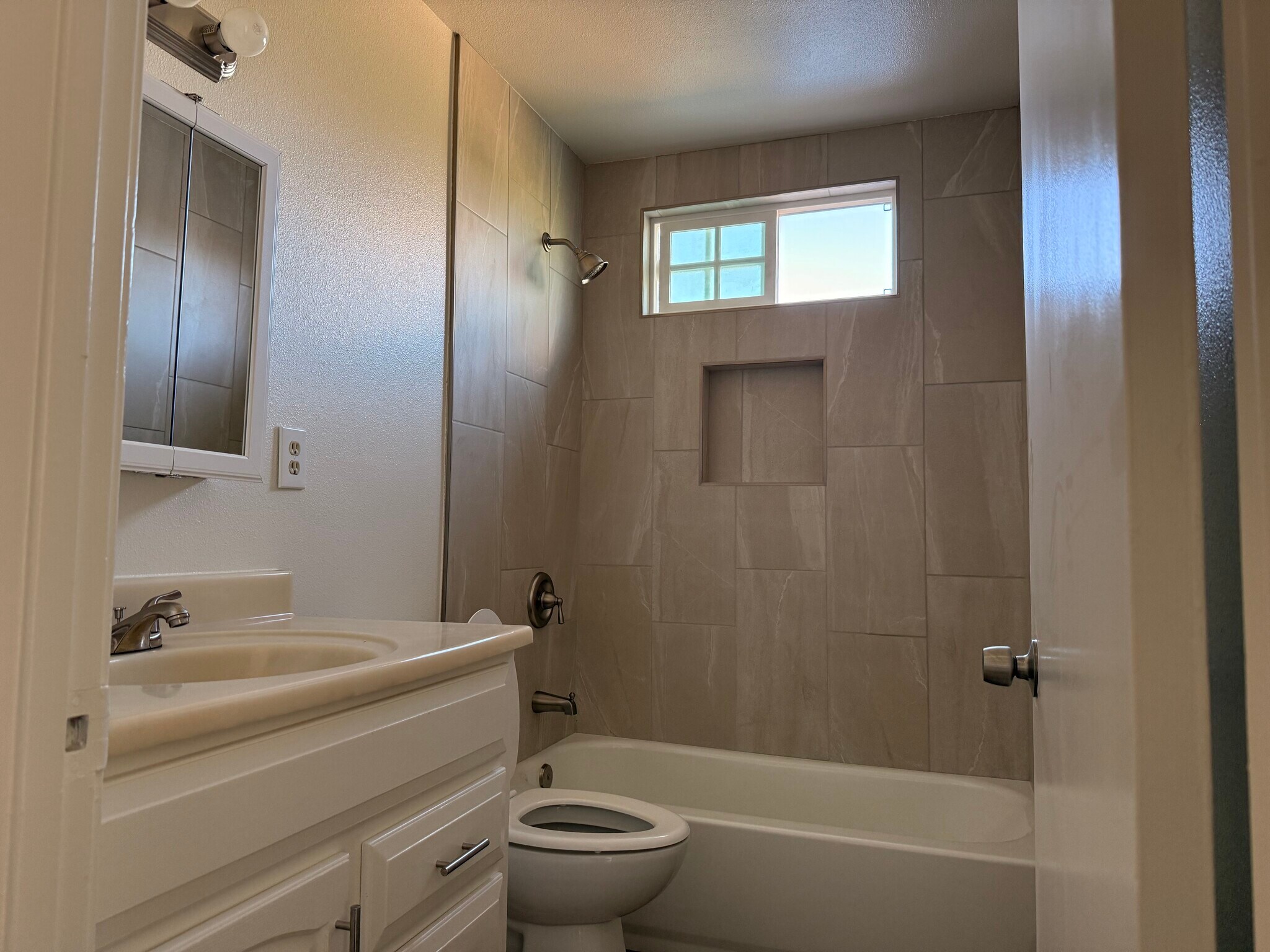 Building Photo - 15510 Oakbury Dr