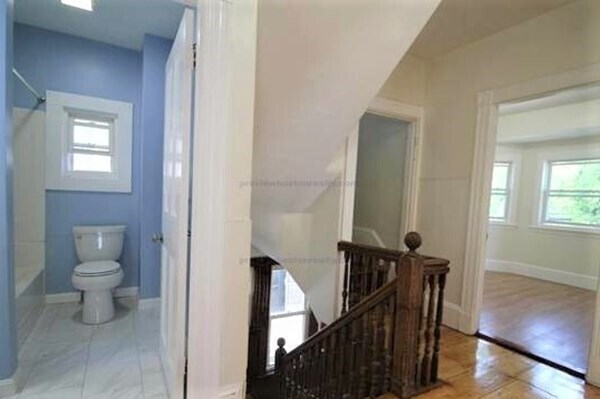 Building Photo - 32 Mansfield St