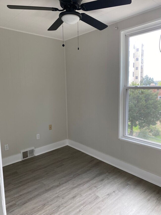 Building Photo - 2 Bedroom + Den, Updated Row House with Of...