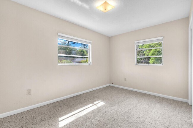 Building Photo - Updated Kitchen and Oversized Yard!