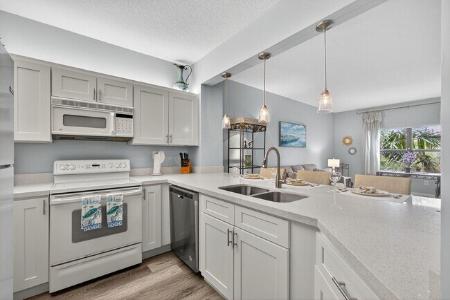 Building Photo - 500 Uno Lago Dr
