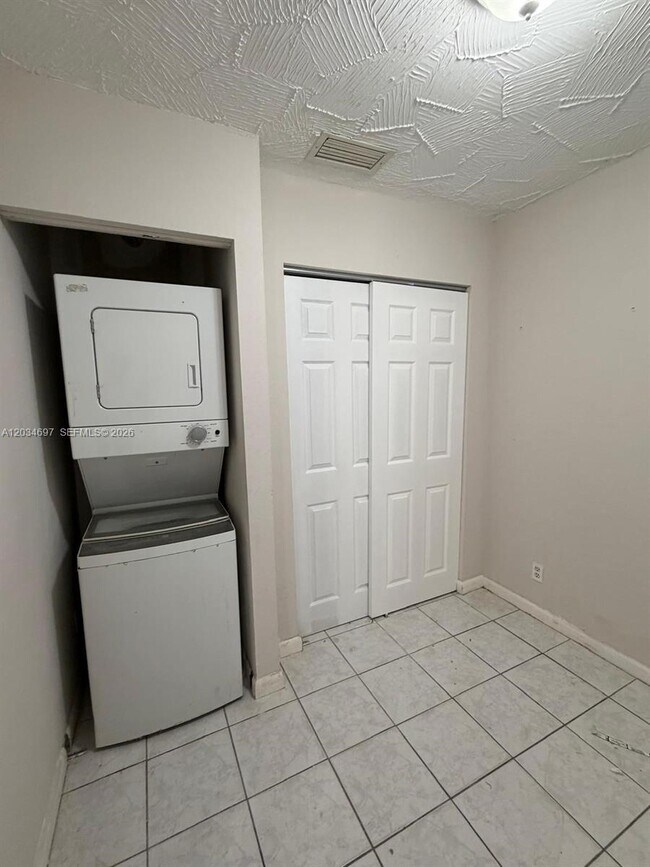 Building Photo - 5606 Farragut St