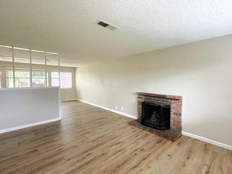 Building Photo - 2155 Cormorant Dr