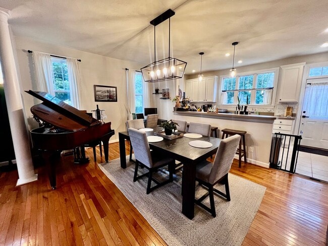 Building Photo - Gorgeous Home in the heart of Bayview Beach