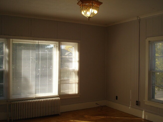 Building Photo - 204 Burr