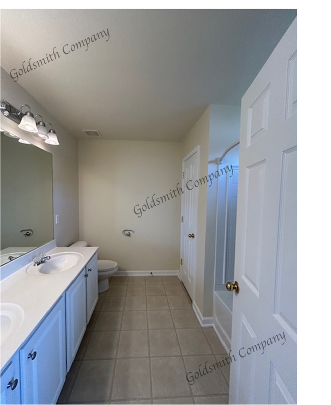 Building Photo - 105 Forsythia Dr