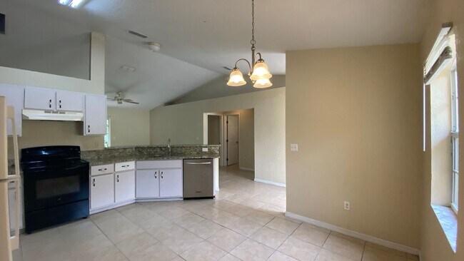 Building Photo - 523 Silver Way Dr