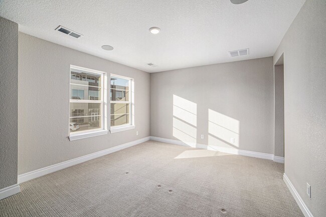 Building Photo - Gorgeous Townhome at Victory Ridge!