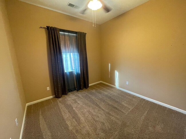 Building Photo - Sparks Home in Gated Community!