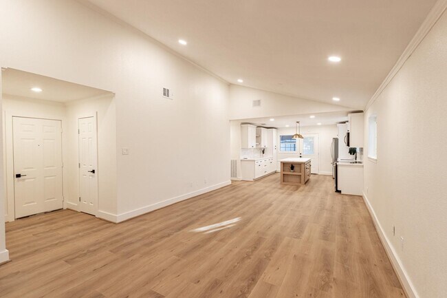 Building Photo - 1102 Ashdale Dr