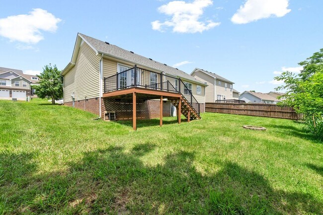 Building Photo - 3 Bedroom 2 Bath Pet Friendly Home For Rent Near Post!