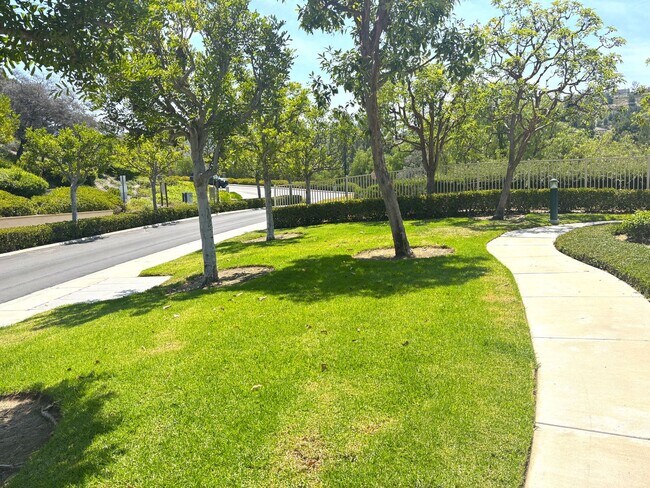 Building Photo - Your Dream Home Awaits in Summit Park – Br...