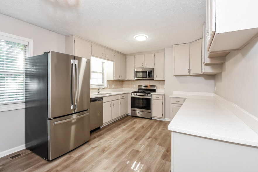 Building Photo - 3756 Cherokee Overlook Dr