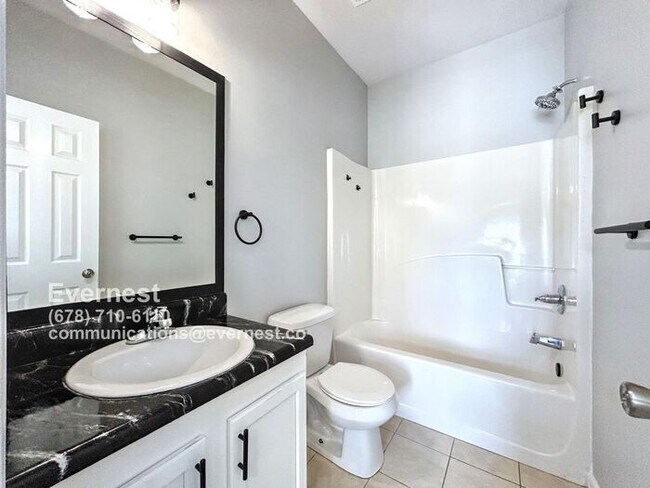 Building Photo - Spacious 4-Bedroom Townhome with Modern Co...