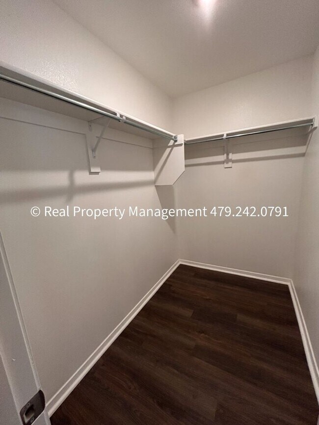 Building Photo - 10640 Cedar Wy