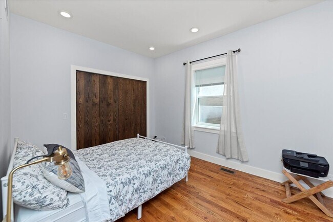 Building Photo - 4912 N Washtenaw Ave