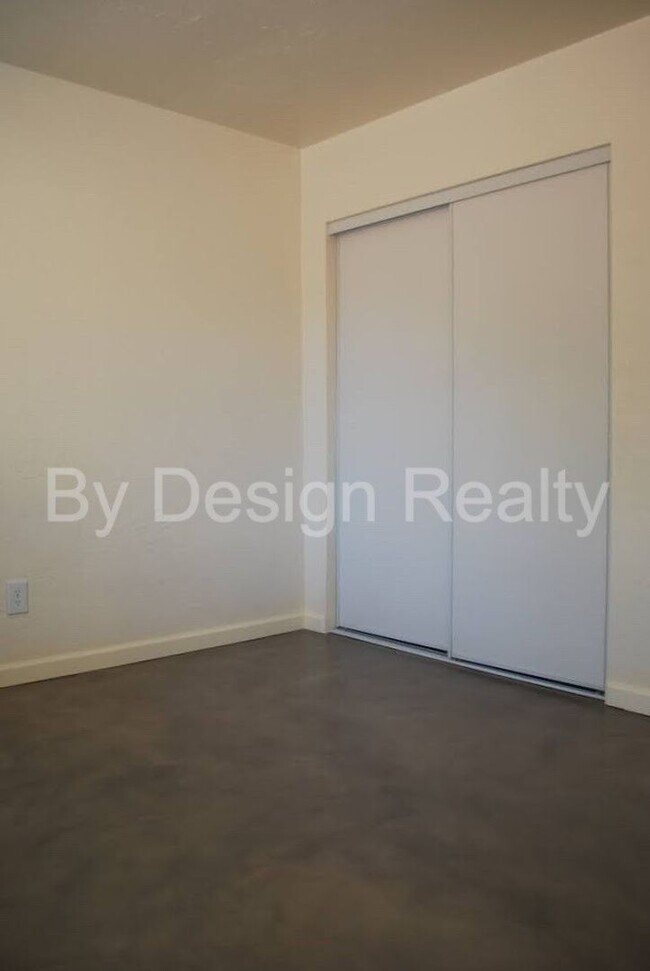 Building Photo - Recently Updated - 3 Bed 2 Bath - Large Ga...
