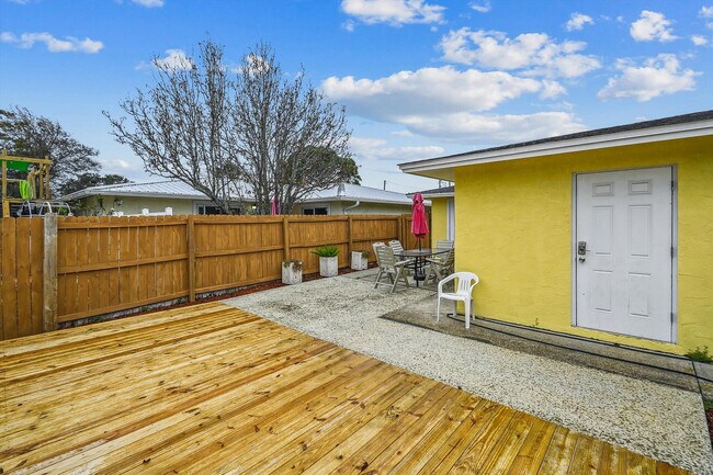 Building Photo - 5710 Sunset Ave