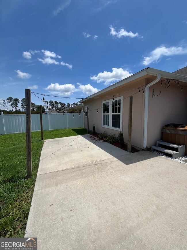 Building Photo - 213 Royal Palms Ave