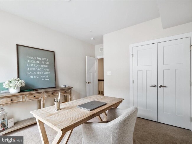 Building Photo - 5940 Etterbeek St