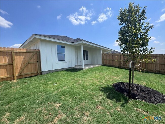 Building Photo - 907 Smoke Tree Ln