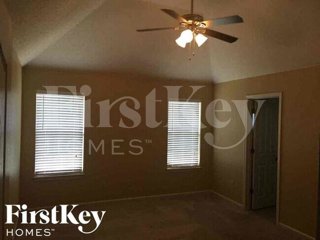 Building Photo - 4143 Ravenwood Dr N