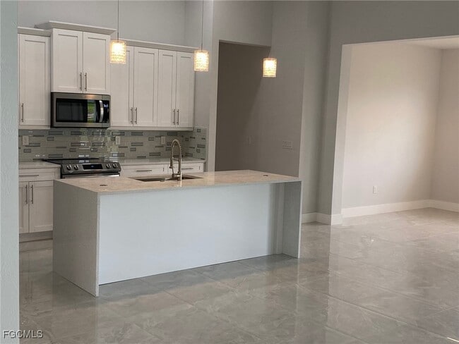 Building Photo - 702 NW 2nd Ln