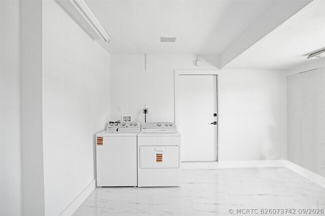 Building Photo - 1437 SW 1st Ave