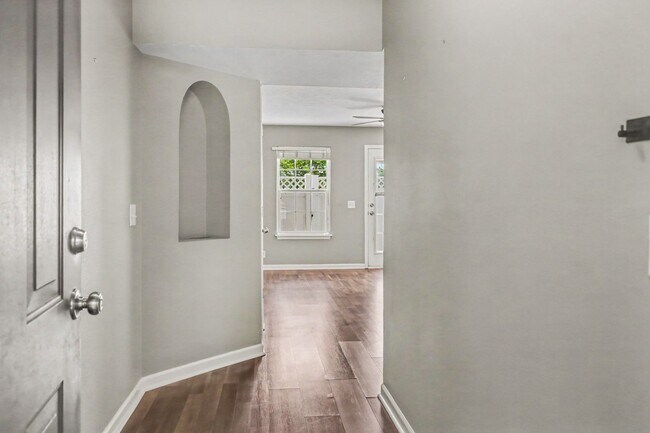 Building Photo - Charming Townhome near Percy Priest