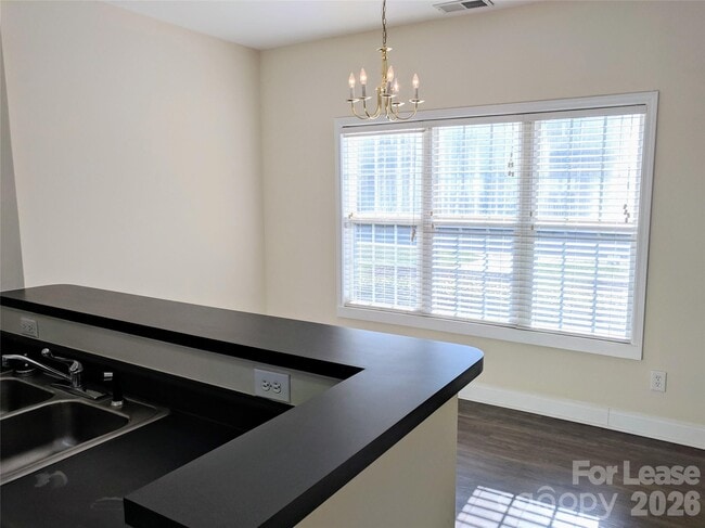 Building Photo - 917 Shearer St