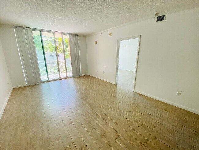 Building Photo - Spacious 2-bedroom apartment in full servi...
