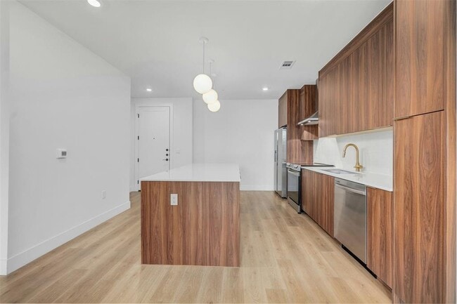 Building Photo - 1701 Simond Ave