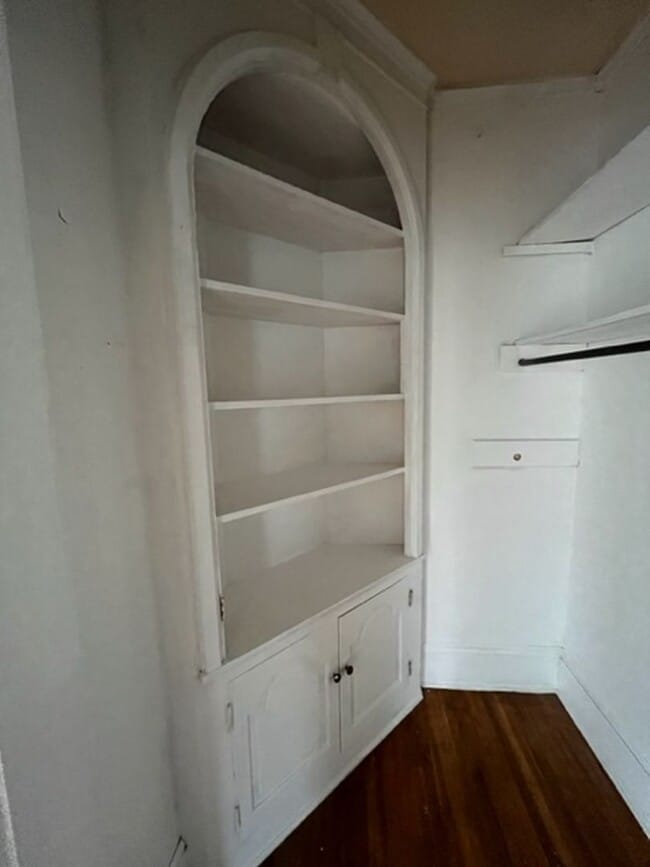 Building Photo - Beautifully rehabbed 4 Bedroom 2 Bath olde...