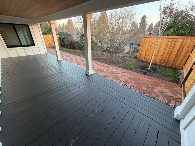 Building Photo - WAL2 - FULLY renovated 3 bed 1.5 bath Duplex on OAKWAY!