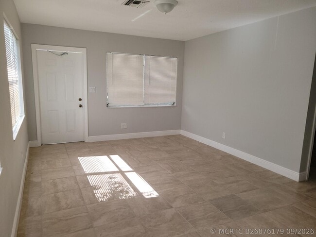 Building Photo - 651 NE 46th Ct