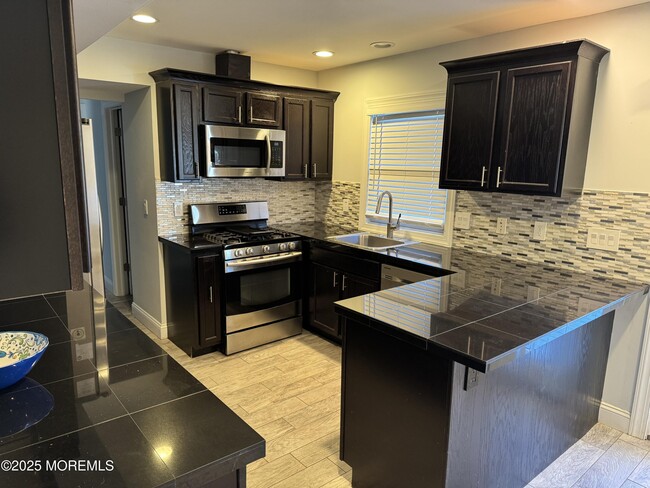 Building Photo - 28 Irongate Ln