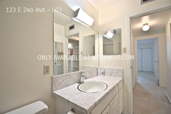 Building Photo - Stunning Downtown SLC Condo - Spacious & P...