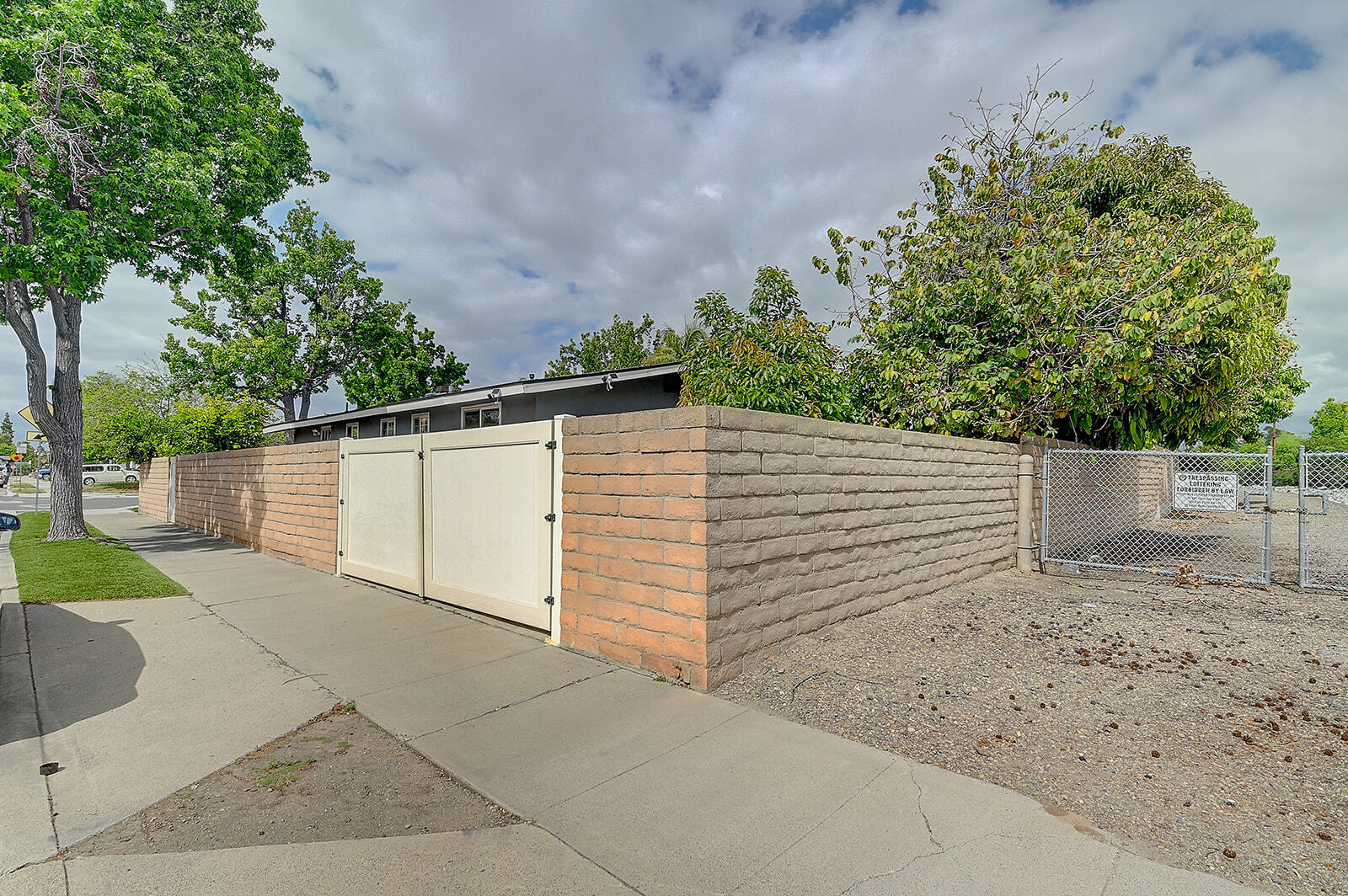 Building Photo - 2044 W Spruce Ave