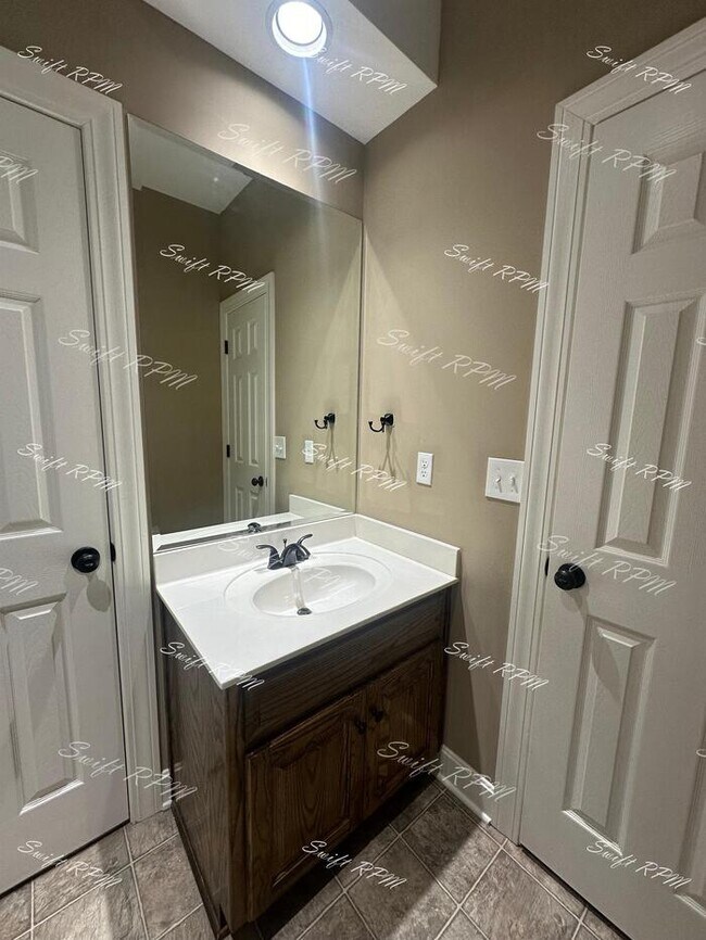 Building Photo - 9030 Meadow View Dr