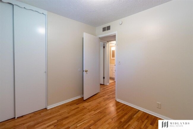 Building Photo - 3401 Sherwood Dr