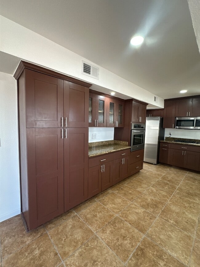 Building Photo - 7461 Plaza Redonda Dr