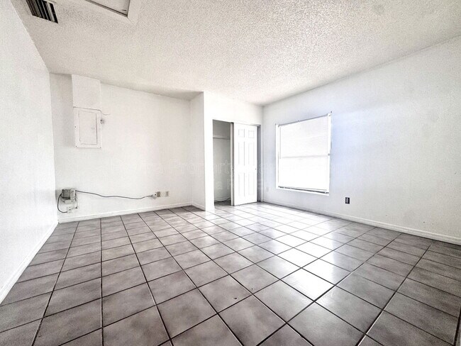 Building Photo - 708 Green Ct