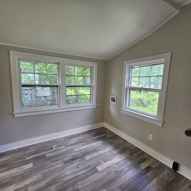 Building Photo - Beautifully Renovated 3 Bedroom 1 Bath Home