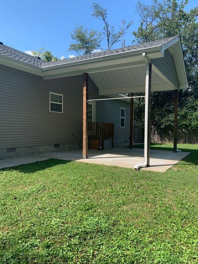 Building Photo - Modern comfort and privacy in the heart of...