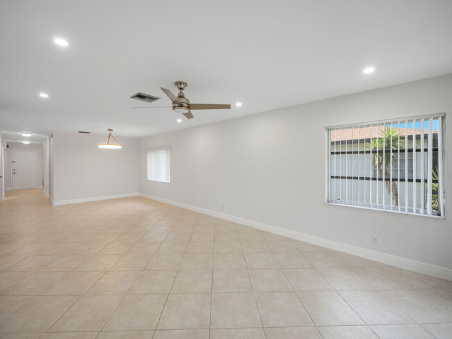 Building Photo - 13889 Royal Palm Ct