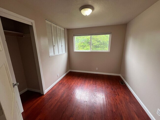 Building Photo - 4 Bedroom Milwaukie Home