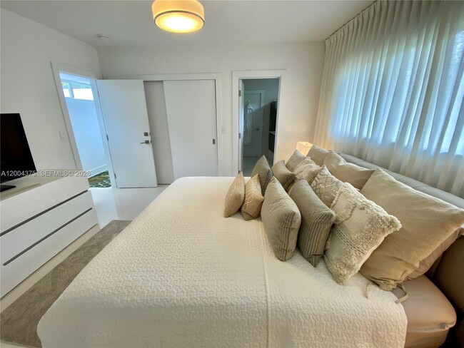 Building Photo - 265 N Shore Dr