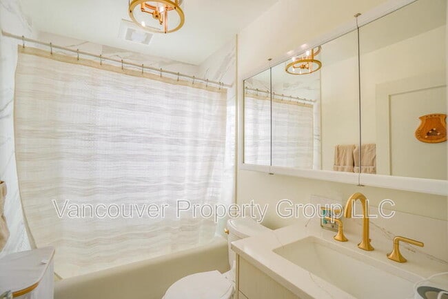 Building Photo - 309 W 37th St