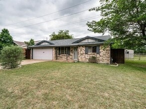 Building Photo - 935 Easy St