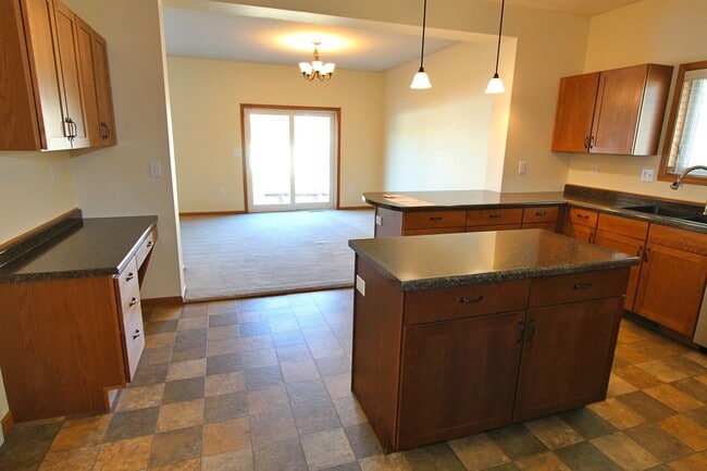Building Photo - 3 Bedroom Townhome